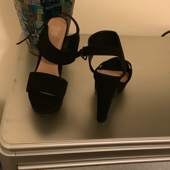 Open toe Heels - Picture 2 of 3